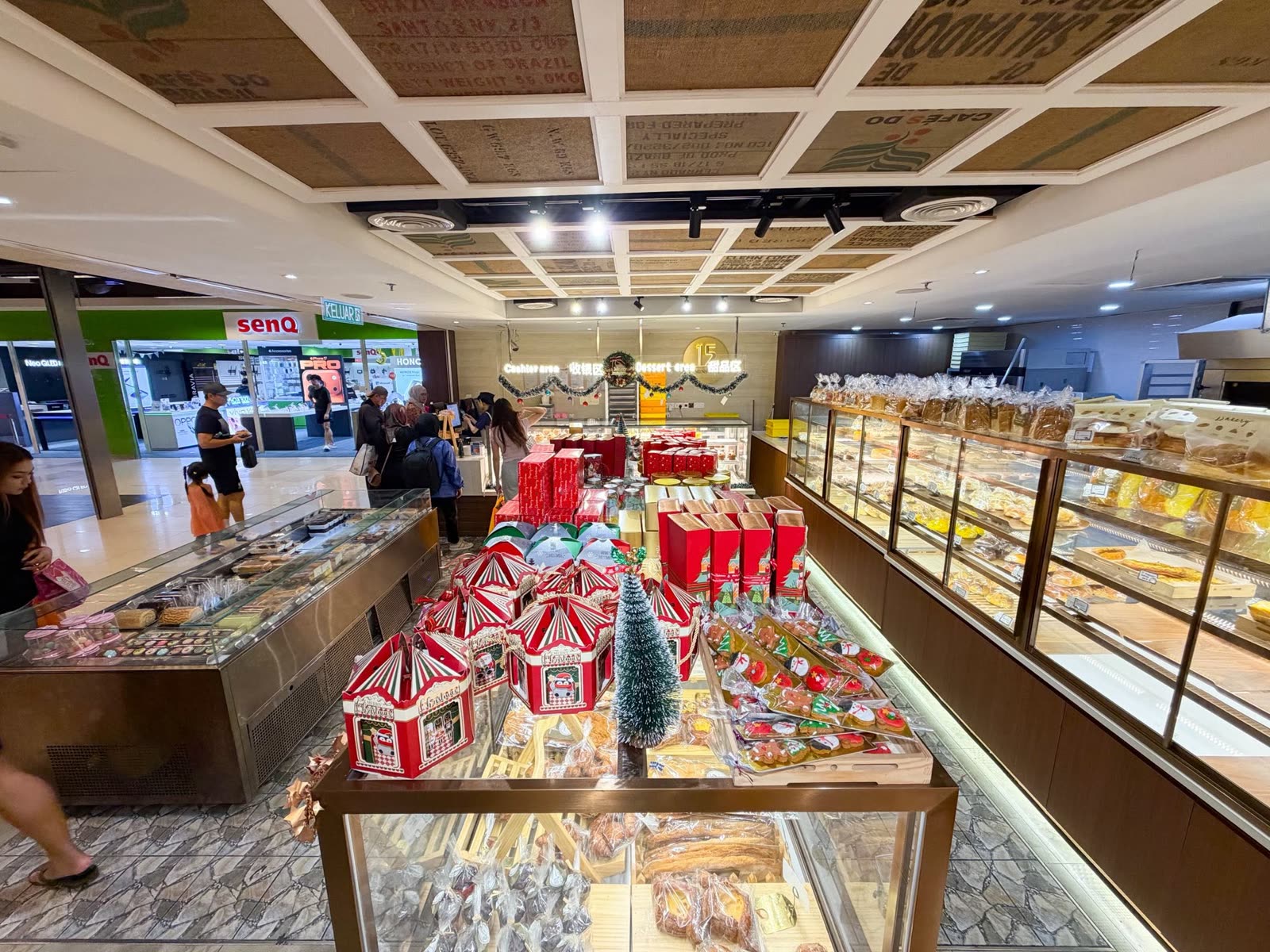 Bakery display counter
